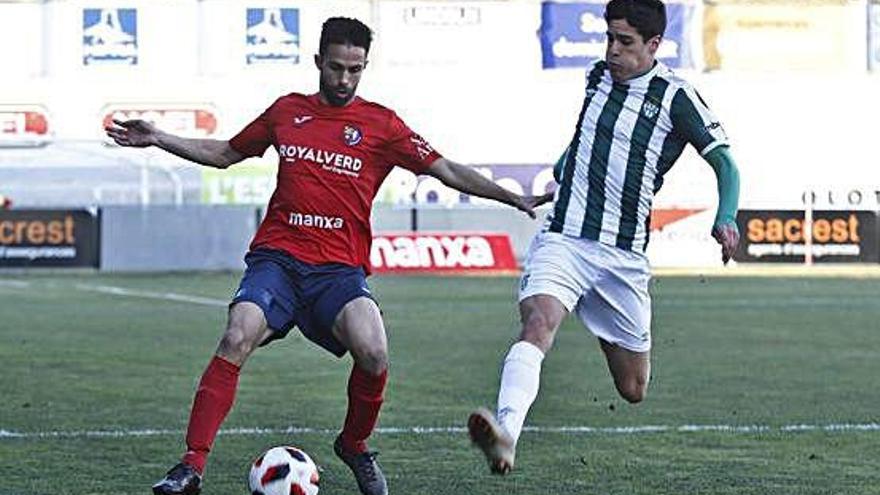 Albert Blàzquez, protegint la pilota en una jugada del derbi contra el Peralada.