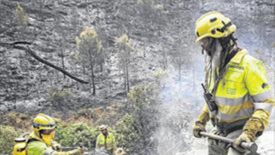 Los bomberos remueven las brasas del fuego de Espadà, ya sin rebrotes