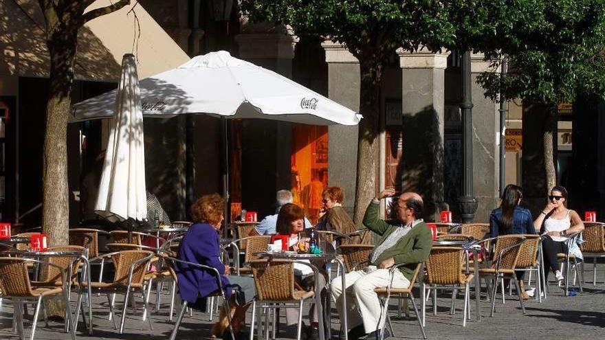 Varias personas en una de las terrazas de la Plaza Mayor.