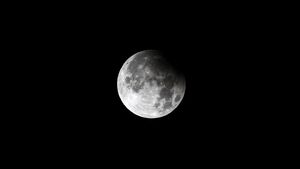 La superluna con un eclipse lunar parcial en diferentes ciudades. La superluna se deja ver en Sever Do Vouga (Portugal)