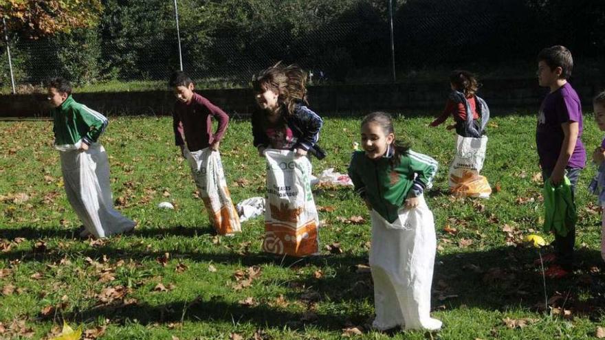 Alumnos del colegio de Rubiáns en unos juegos poplares en el centro escolar. // Noé Parga