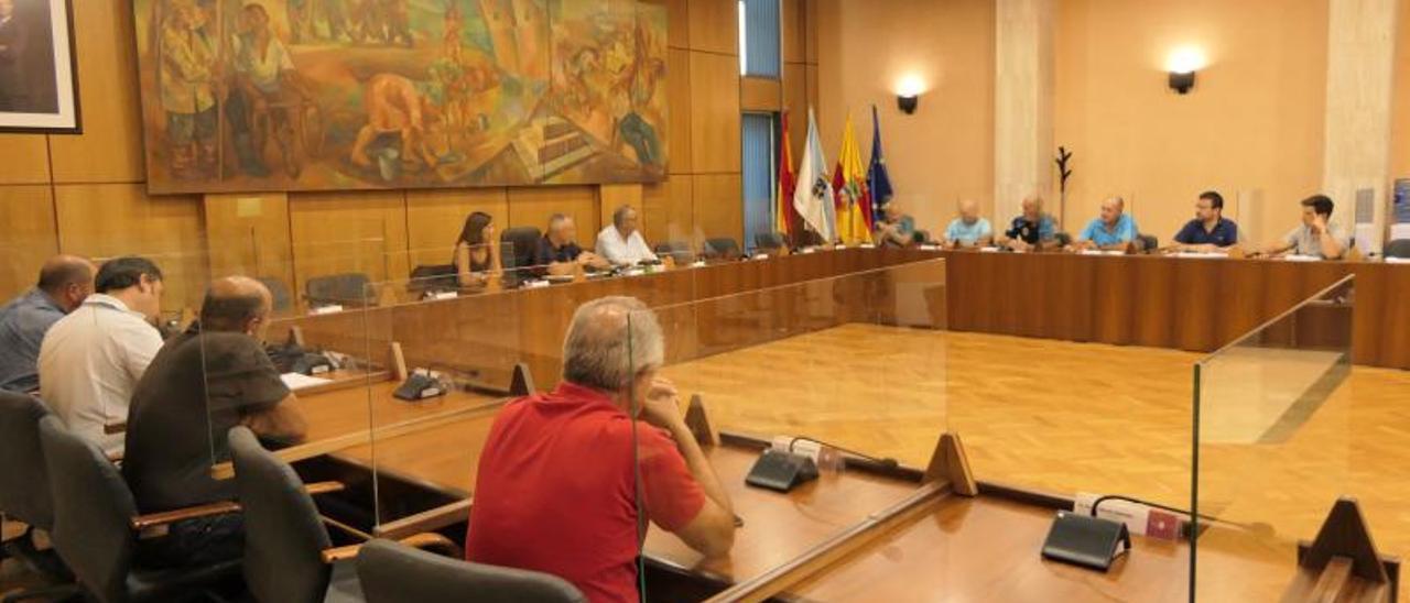 El salón de plenos acogió la reunión para coordinar el plan de seguridad del evento. |   // CEDIDA