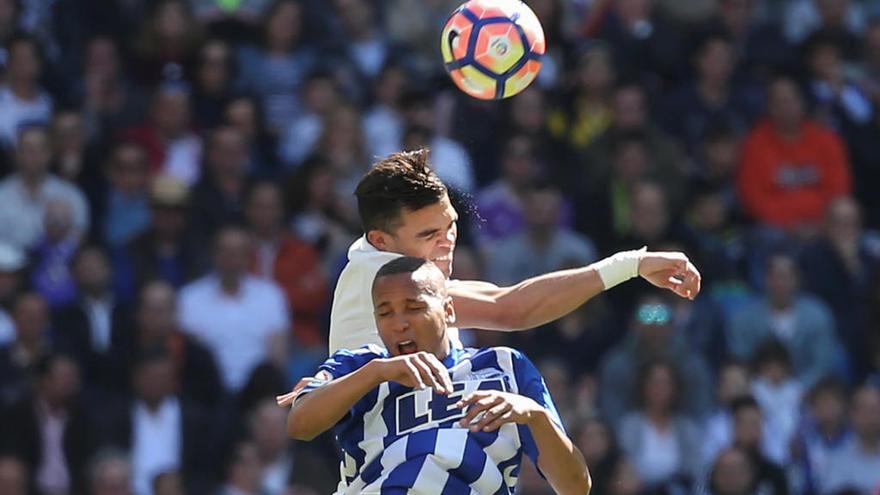 Deyverson i Pepe, en una acció del partit.