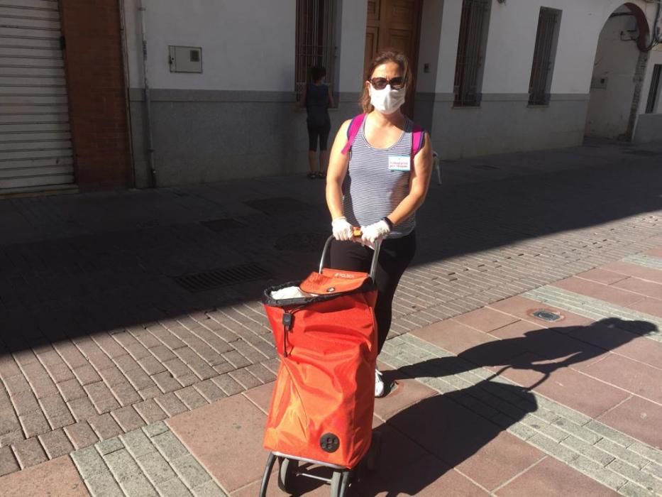 Reparto de lotes para elaborar ensaladilla rusa en Alaquàs.