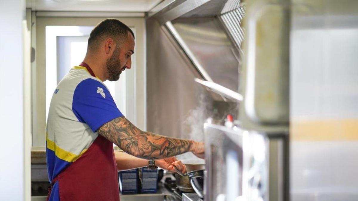 Ángel Escobar, en los fogones de su cocina-camión, en el circuito de Jerez.