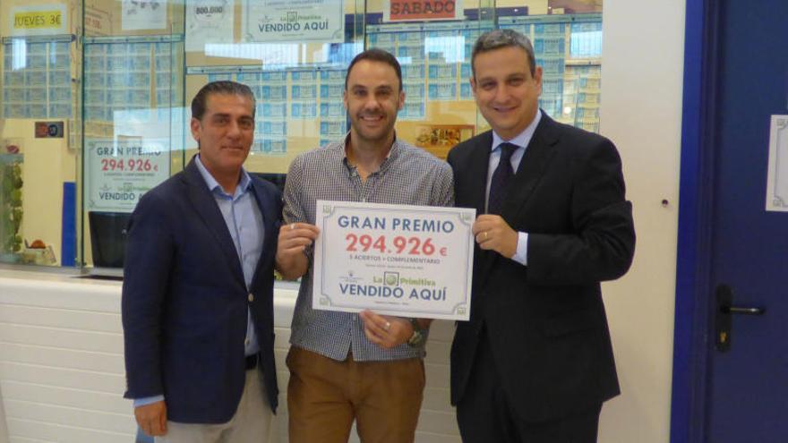 El cartel con el premio de la Primitiva en El Corte Inglés de Elche.