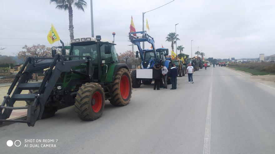 Unos 200 tractores toman las calles de Jumilla en una protesta lenta y pacífica