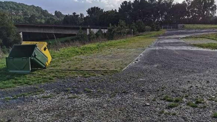 Contenedores en el aparcamiento de Pazos.