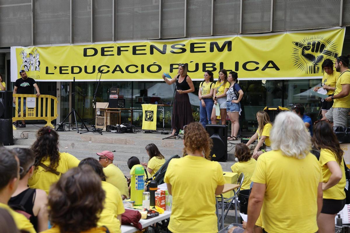Les imatges dels docents gironins concentrats a la seu de la Generalitat de Girona