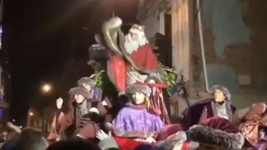 El surrealista vídeo de un Rey Melchor agresivo tirando caramelos