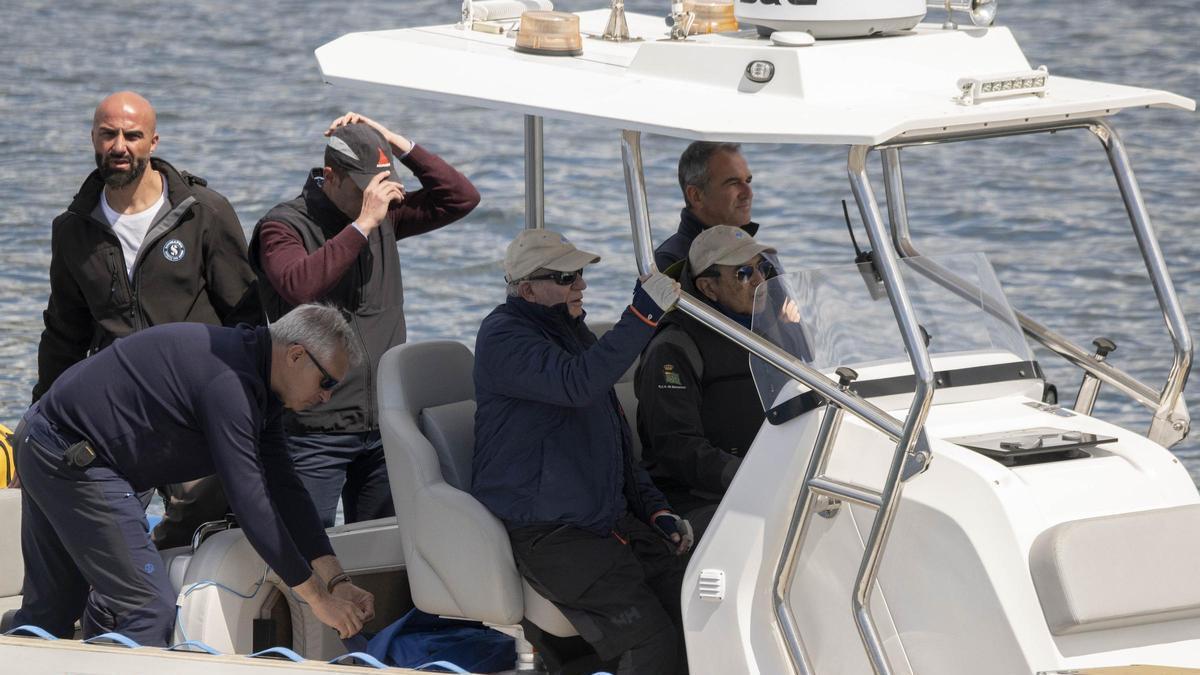 El rey emérito siguiendo la regata de este domingo desde una embarcación auxiliar.