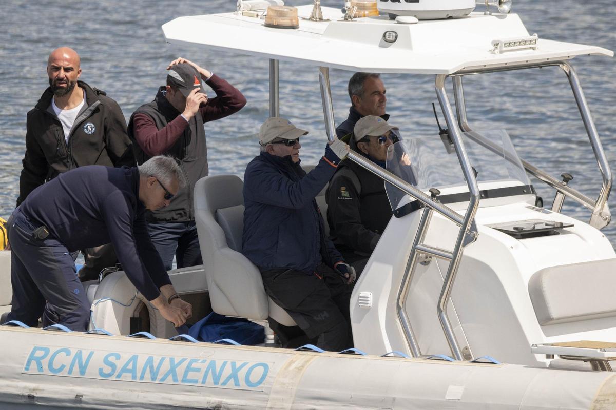El rey emérito siguiendo la regata de este domingo desde una embarcación auxiliar.