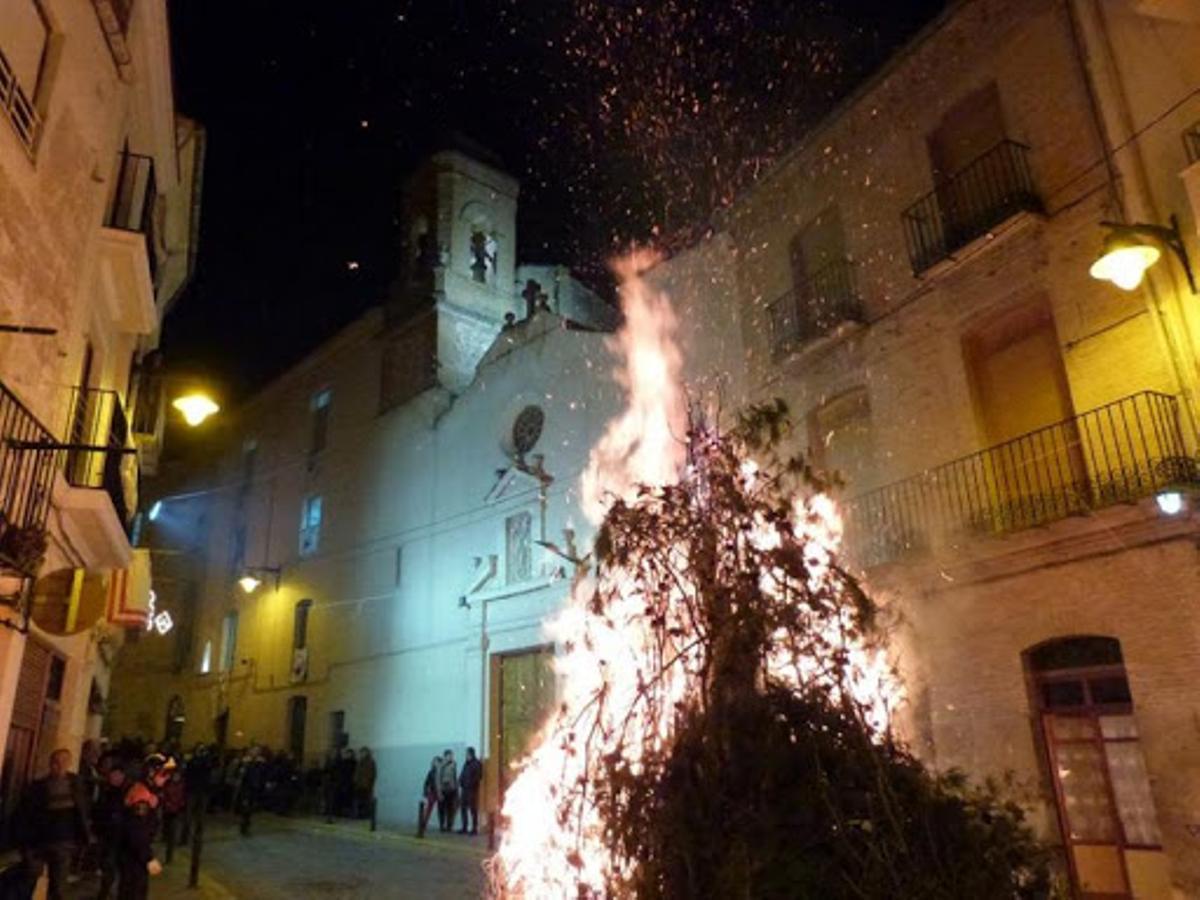 Imagen de archivo de la hoguera de Sant Antoni quemada en Ontinyent en 2020.