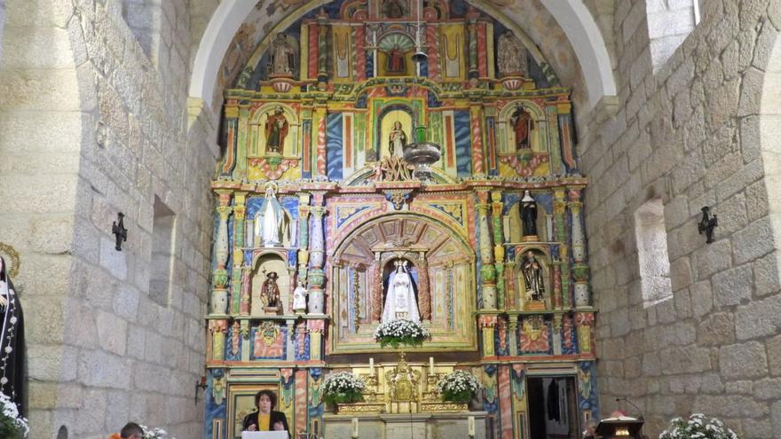 El retablo del siglo XIX de la iglesia de Macendo luce con esplendor tras recuperarse la policromía