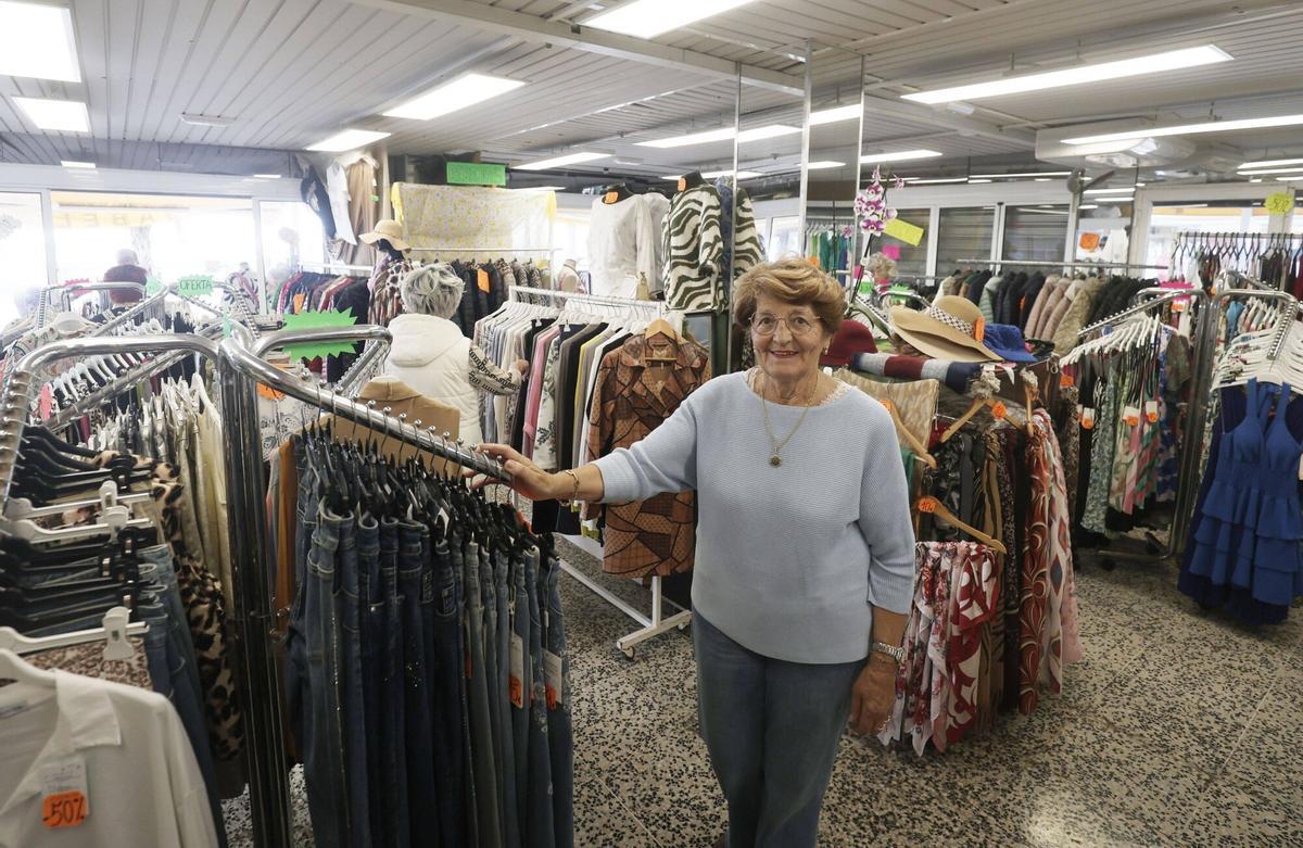 Antònia Santandreu, de 82 años, dentro de su comercio en s'Arenal.