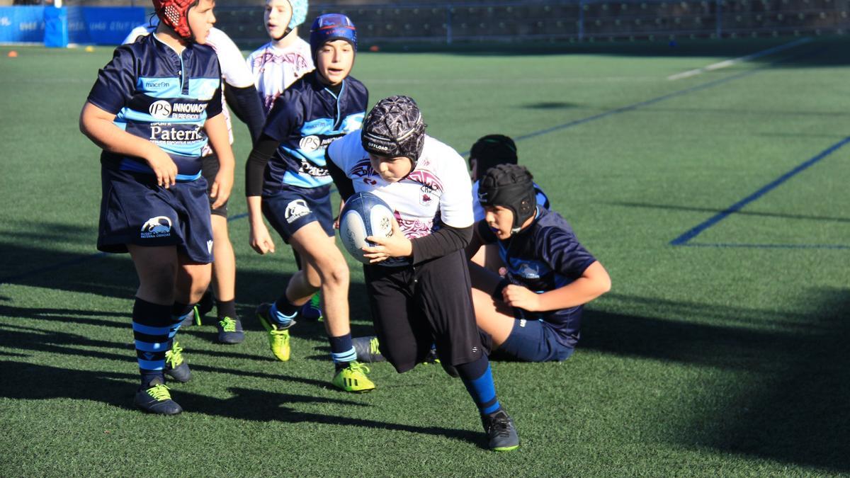 Un partido de rugby entre equipos de base