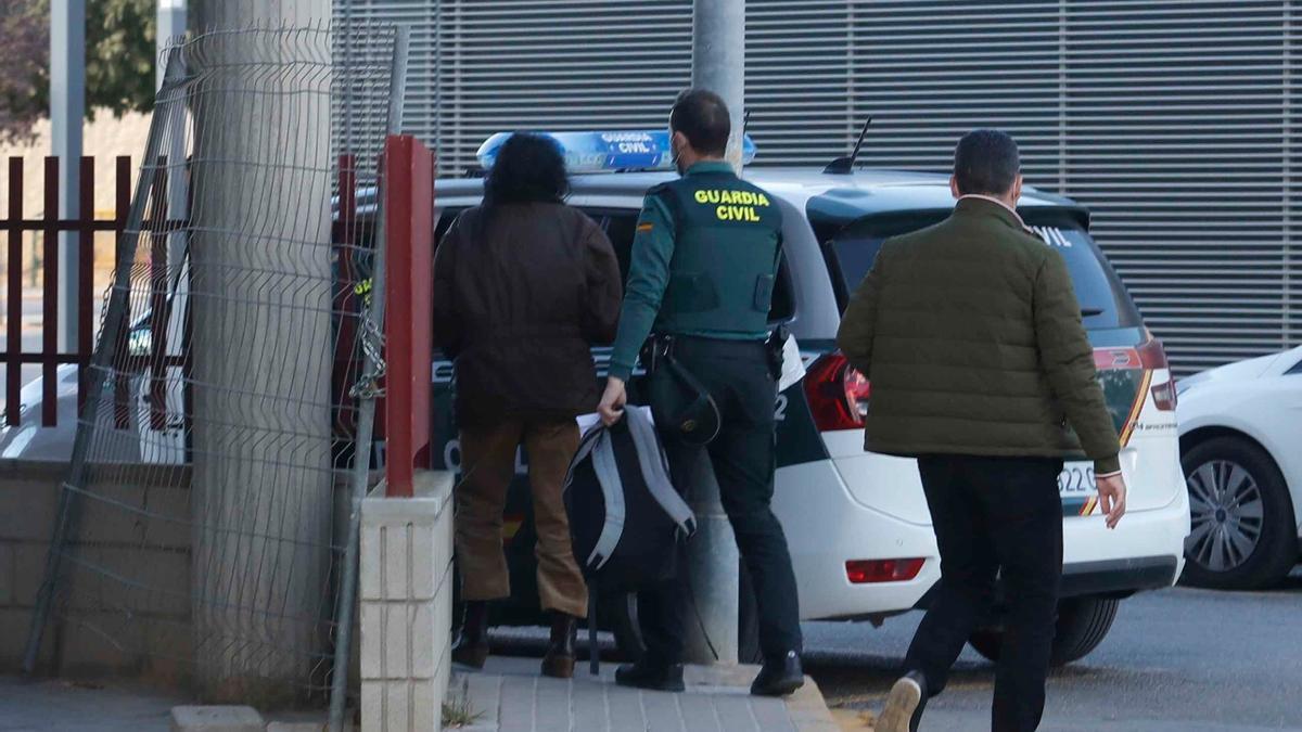 La investigada, ayer, al salir del juzgado de camino a l'Eliana para la reconstrucción de los hechos
