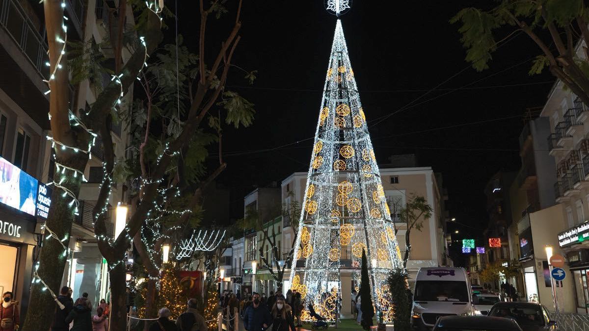 Imagen del alumbrado navideño en la plaza del Santo Ángel en Don Benito.