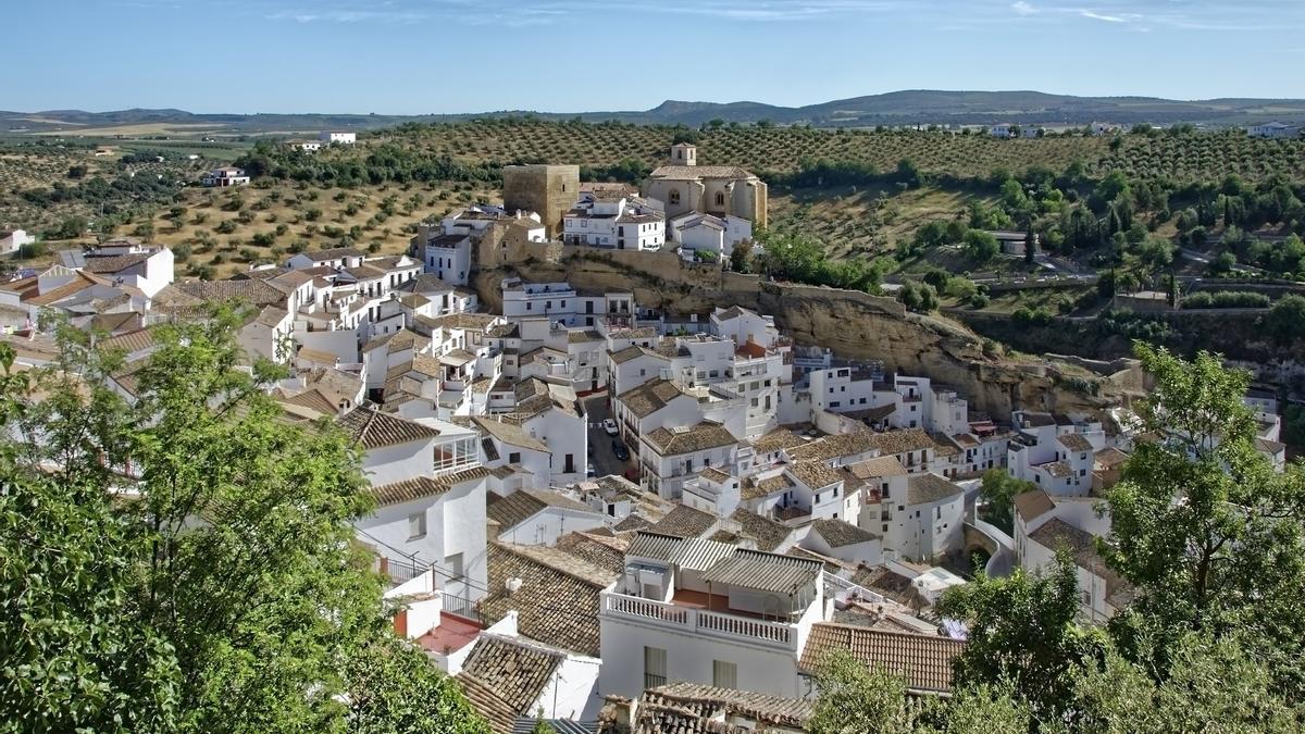 Setenil de las Bodegas, se encuentra entre los 100 municipios más bonitos de España.