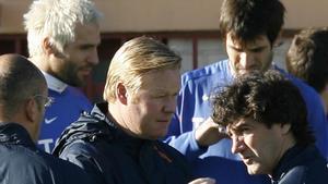 VALENCIA 1 2 08  ENTRENAMIENTO DEL VALENCIA CF EN LA CIUDAD DEPORTIVA DE PATERNA  RONALD KOEMAN Y JOSE M BAQUERO DELANTE DE LOS JUGADORES DAVID ALBELDA Y SANTIAGO CA IZARES    APARTADOS DEL EQUIPO POR DECISION TECNICA   FOTO MIGUEL LORENZO