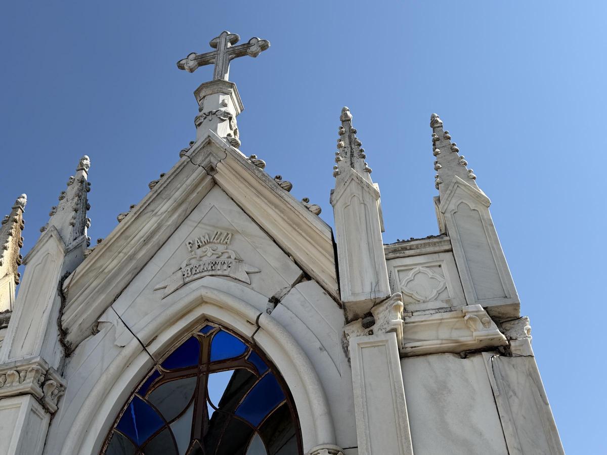 Estado de conservación de una capilla funeraria obra de Ventura Vaca.