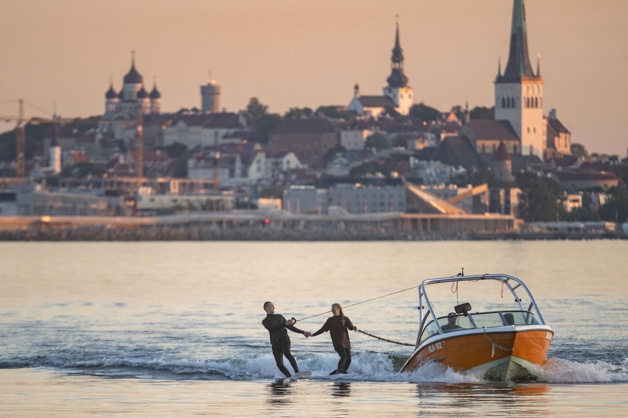 Un grupo de personas haciendo surf en Tallin (Estonia).