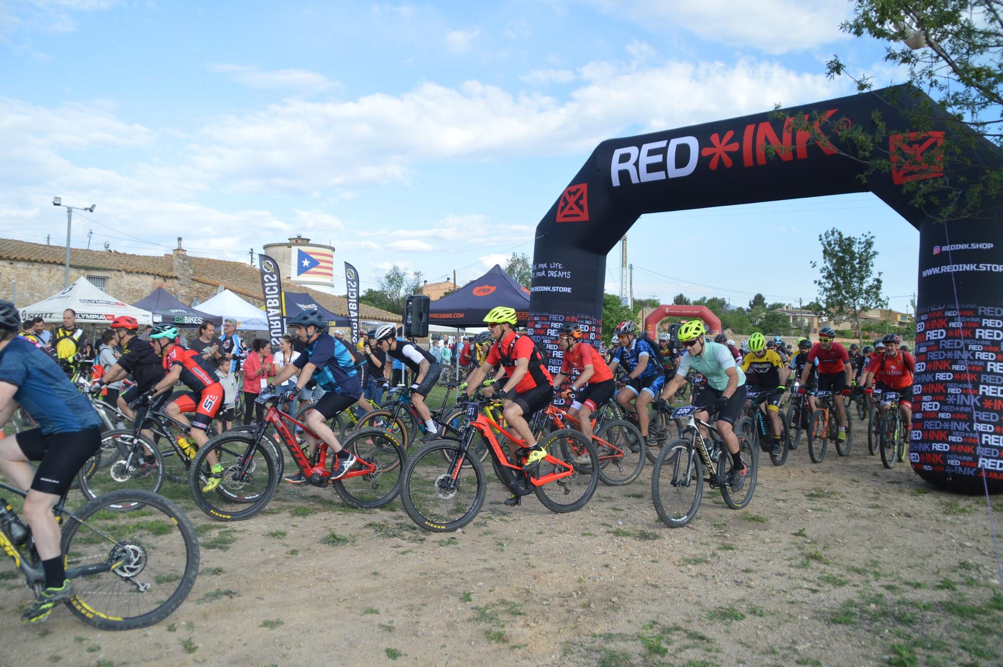 Dos-cents ciclistes estrenen a Llers l'Embruixada de BTT