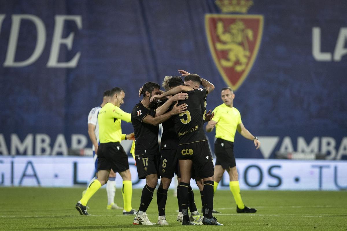 Los jugadores del Castellón celebran la victoria del curso pasado contra el Real Zaragoza.