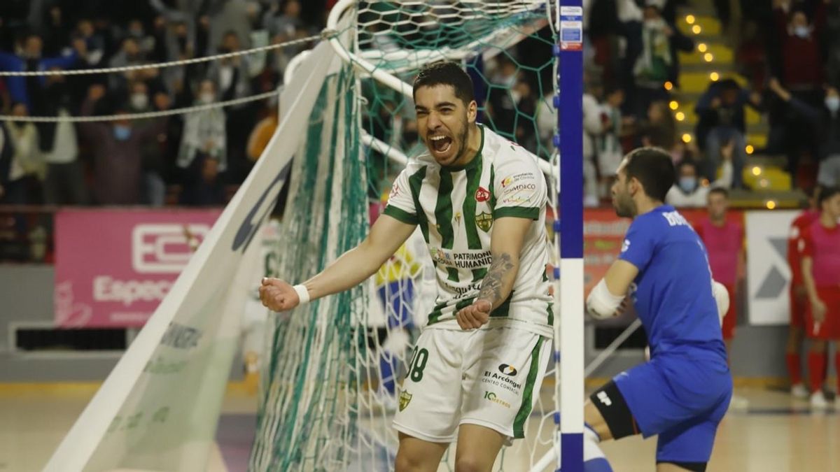 Lucas Perín celebra uno de los goles del Córdoba ante el Industrias Santa Coloma en Vista Alegre.