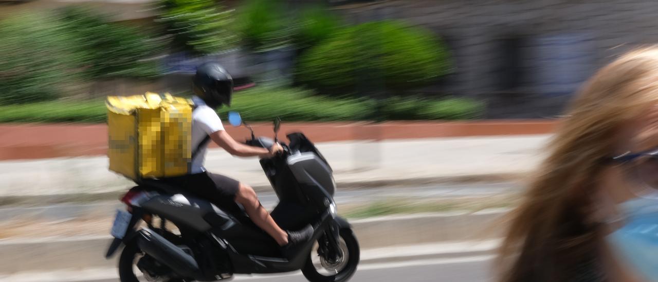 Un repartidor en una motocicleta por Badajoz.