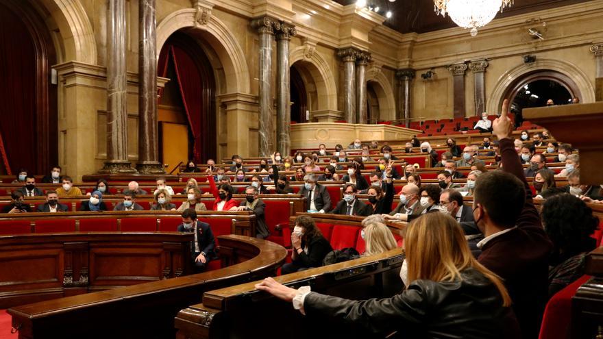 El Parlament aprova el decret de renovables amb el suport dels comuns