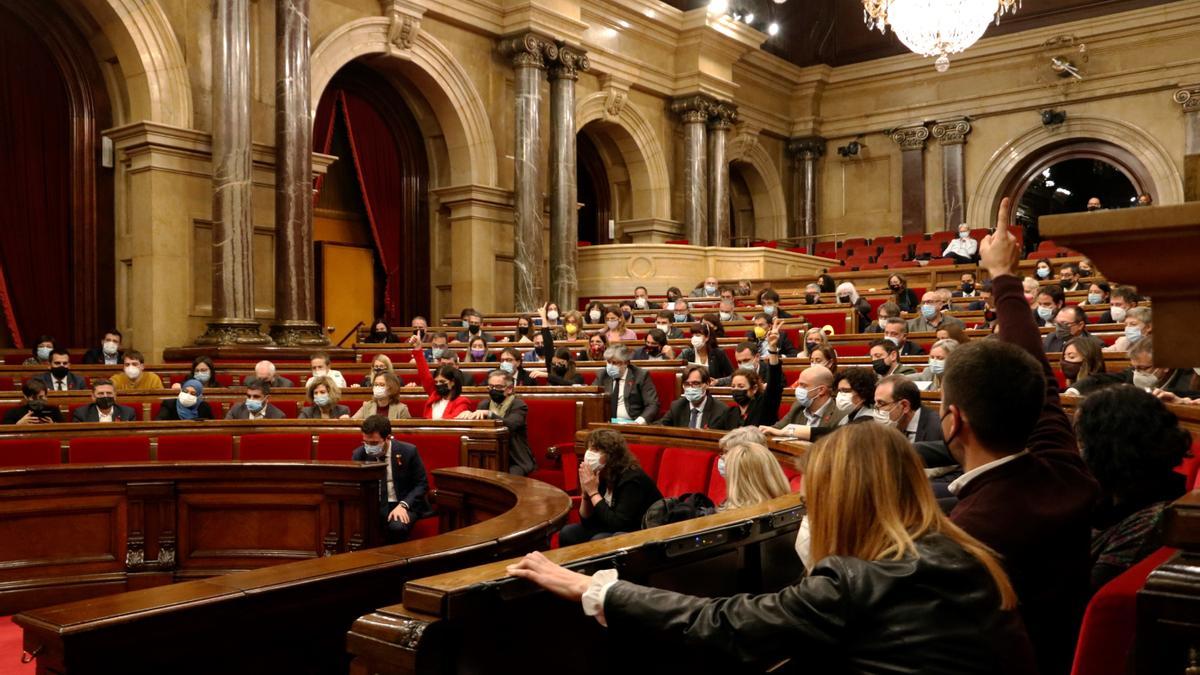 L&#039;hemicicle del Parlament durant la votació del decret de renovables, que s&#039;ha aprovat gràcies als vots favorables d&#039;ERC, JxCat i comuns