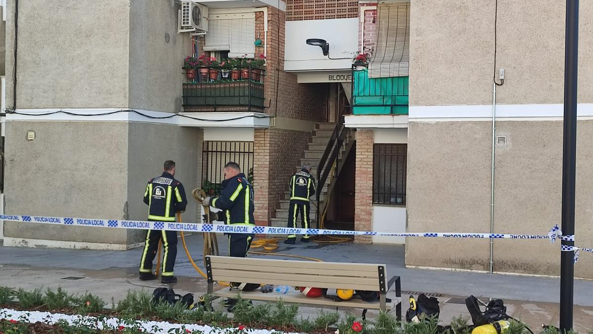 Los bomberos trabajan en el lugar del suceso.