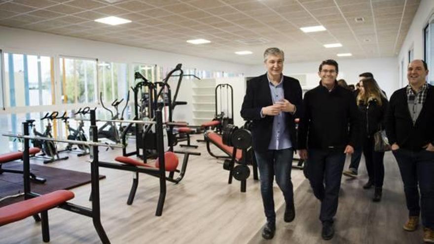 El alcalde, Vicent Gomar, y el presidente de la Diputació de València, el viernes recorren el gimnasio.