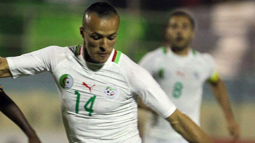 Foued Kadir, con la camiseta de Argelia.