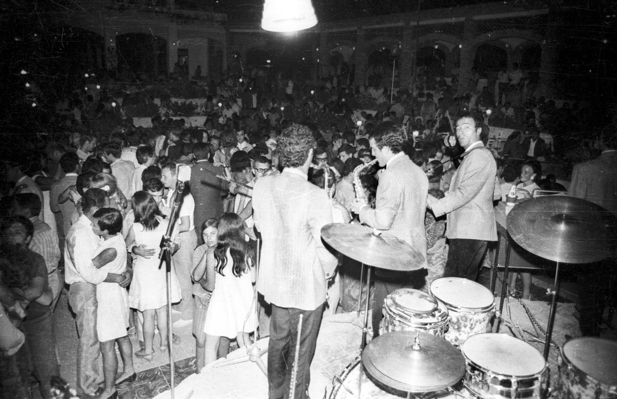 Actuación en una abarrotada sala Gallo Rojo, en 1972.