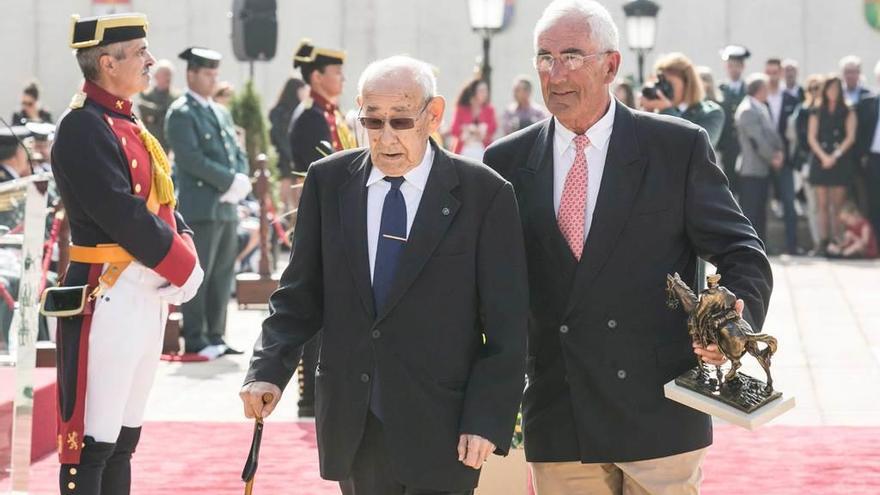 Eliecer Cañizal, acompañado de su sobrino, tras ser homenajeado.