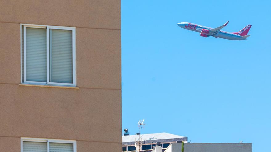 Aena insonoriza otras 43 viviendas en el entorno del aeropuerto Alicante-Elche