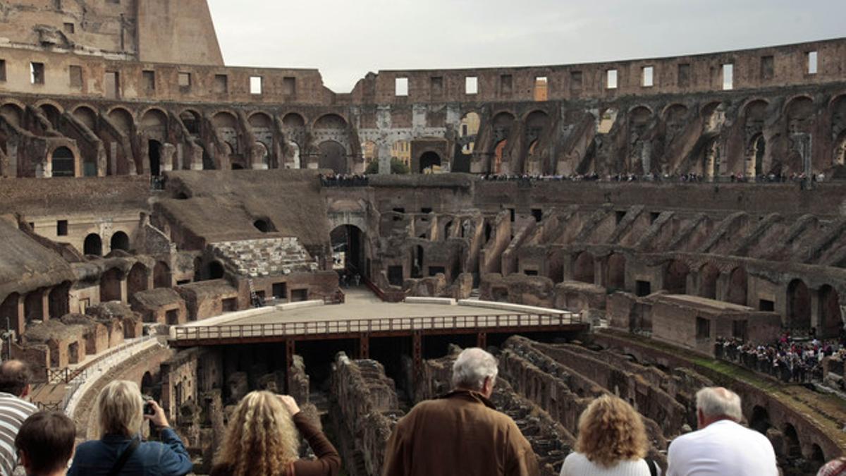 Un grupo de turistas visitan el Coliseo de Roma, esta mañana.