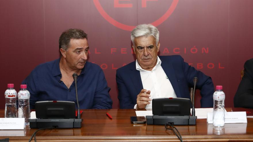 El presidente interino de la RFEF, Pedro Rocha (a la derecha), y el presidente de la Federación Valenciana, Salvador Gomar, durante la reunión de presidentes territoriales en Las Rozas.