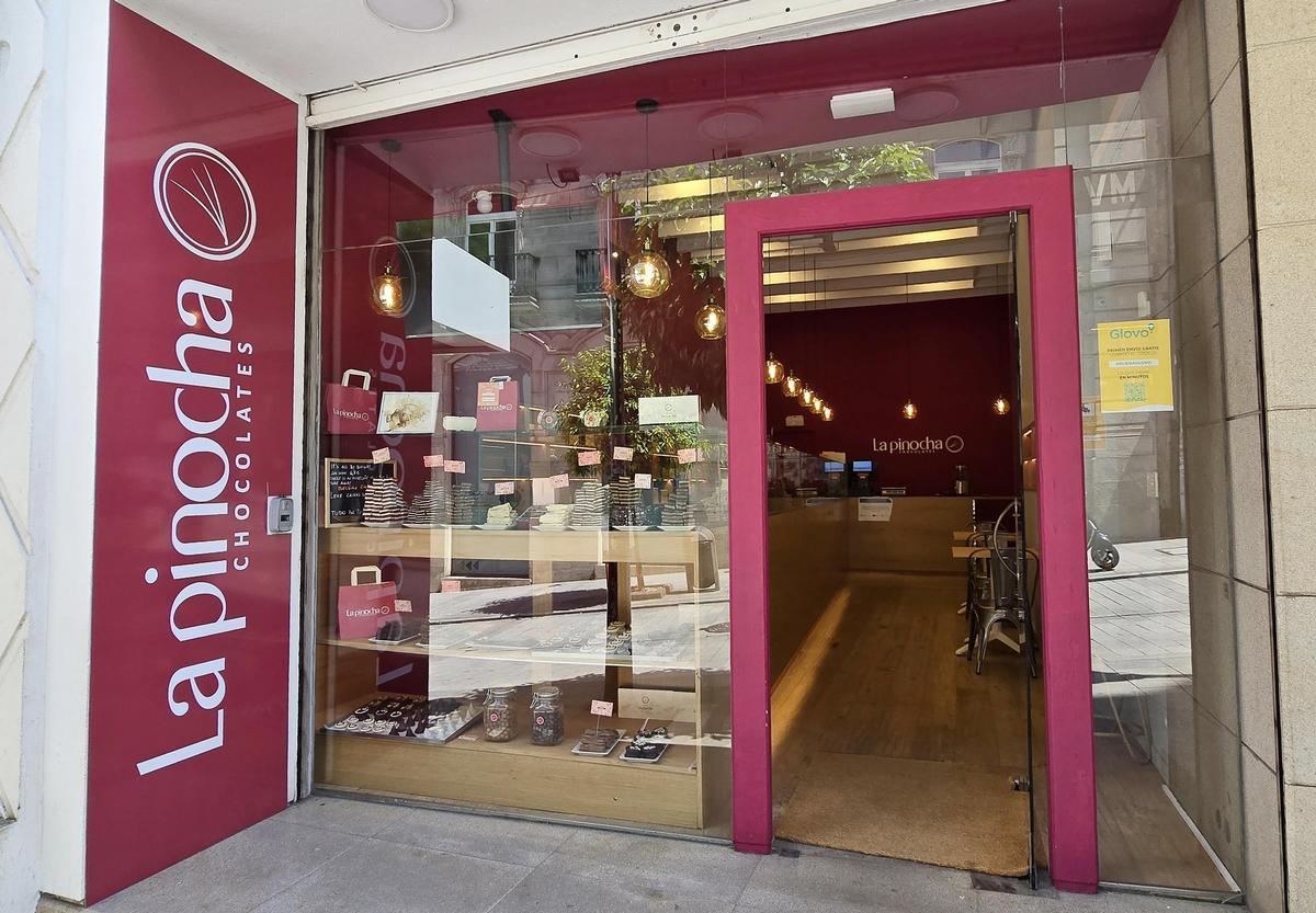 Escaparate de la Chocolatería "La Pinocha", ubicada en la Calle Velázquez Moreno, 23.