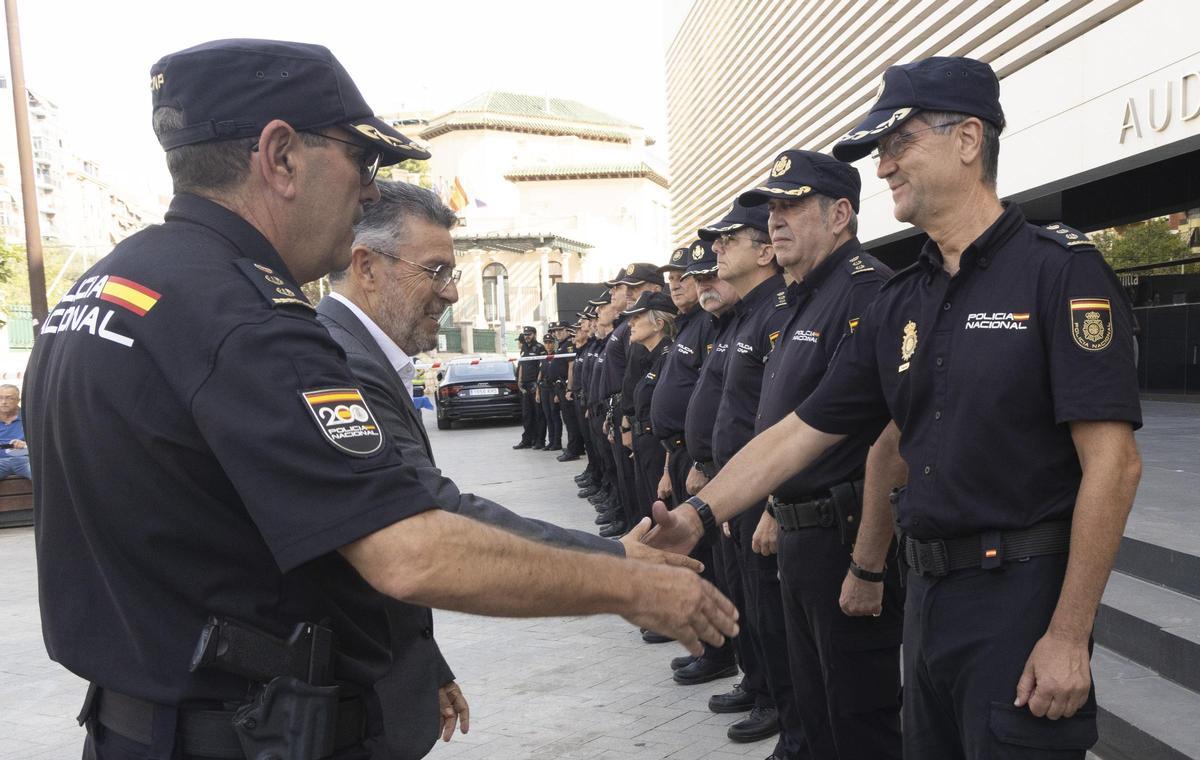 Imágenes de los agentes en prácticas mientEl subdelegado del Gobierno y el comisario jefe provincial saluda al nuevo jefe provincial de Operaciones, Pedro Montore.