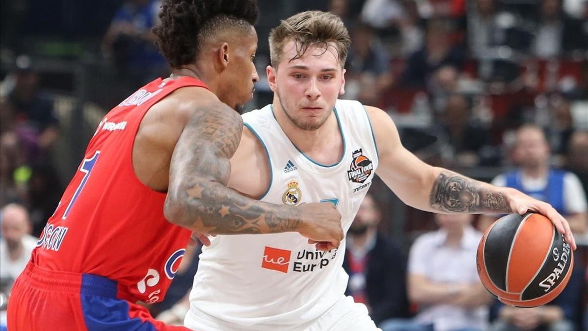 El madridista Luka Doncic busca una penetración en presencia de Clyburn