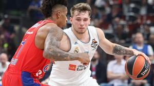 El madridista Luka Doncic busca una penetración en presencia de Clyburn 