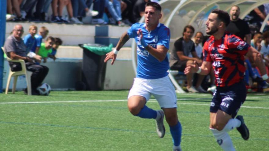 Raúl González trata de llegar a un balón. | MAR MENOR