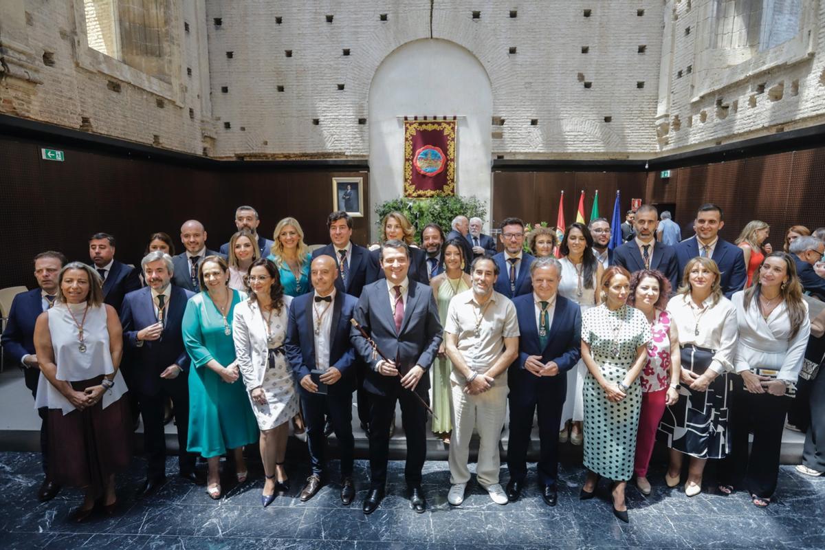 Bellido, en el centro con el bastón de mando, y la nueva corporación del Ayuntamiento de Córdoba.