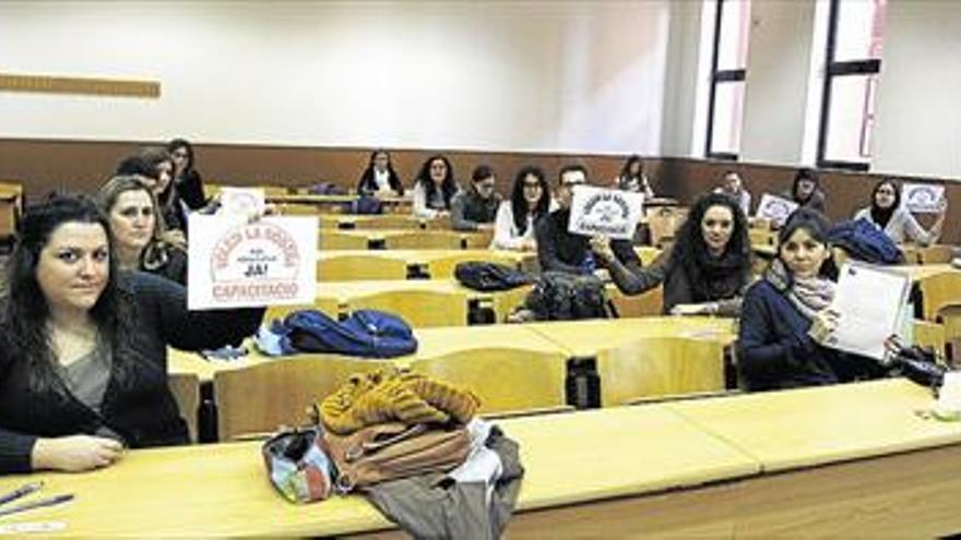 Protesta de maestros en  su examen de ‘valencià’