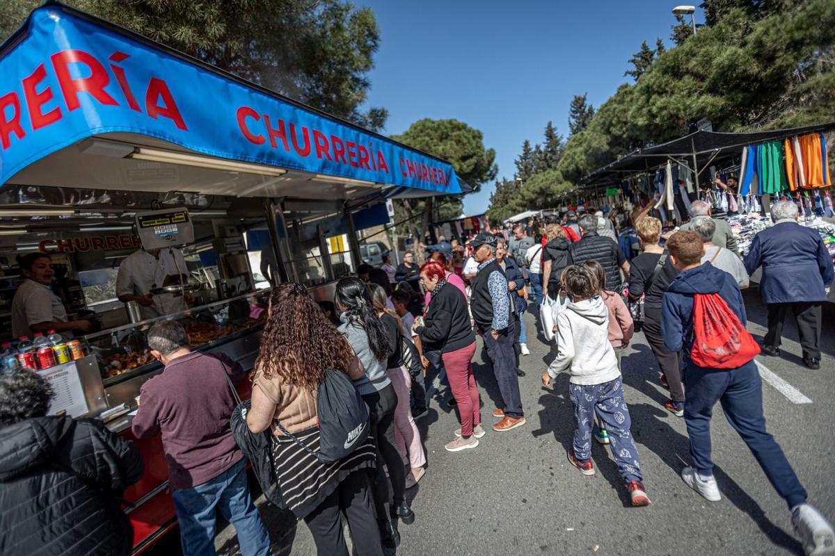 El histórico mercado ambulante inicia un exilio temporal: las obras de reforma del barrio exigen dejar libres las calles del Acer, de la Metal·lúrgia y del Crom, donde los puestos comerciales llevaban más de 50 años asentados. La nueva ubicación es desde el cruce de la calle de los Ferrocarrils Catalans con calle Foc hasta el cruce de la calle de la Mare de Déu de Port con el de calle Motors.