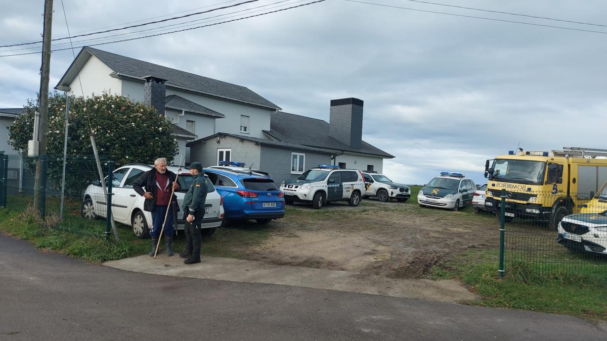 Medios de la Guardia Civil y el SEPA, durante el rastreo del pescador desaparecido en Coaña.