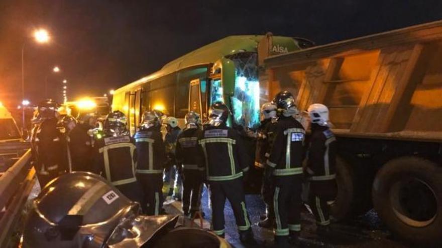 Aparatoso accidente en Pinto entre un autobús y dos camiones